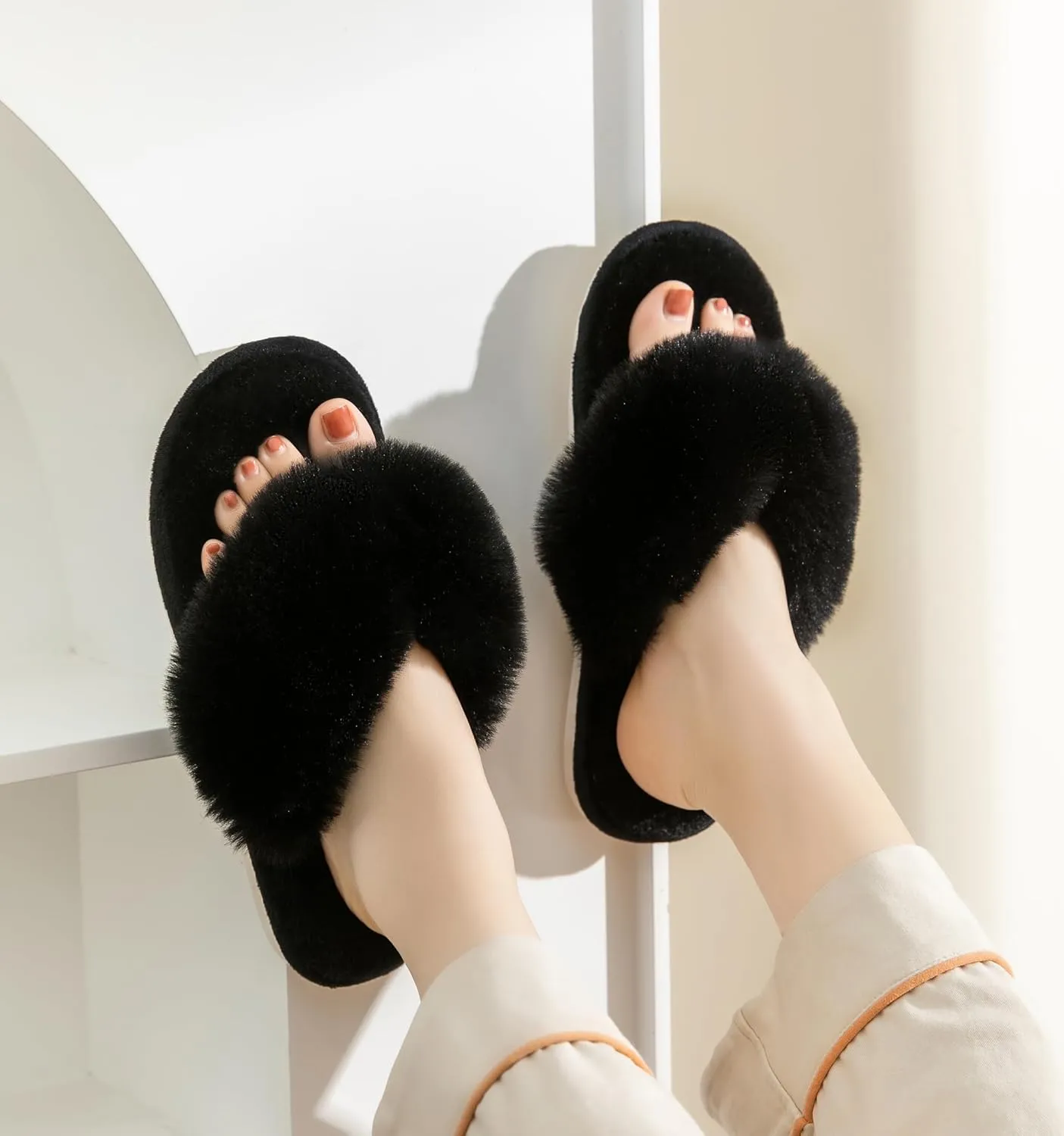 Onmygogo Plush Indoor Flip Flop Thong Slippers for Women Open Toe, Fuzzy Faux Fur Spa House Slippers