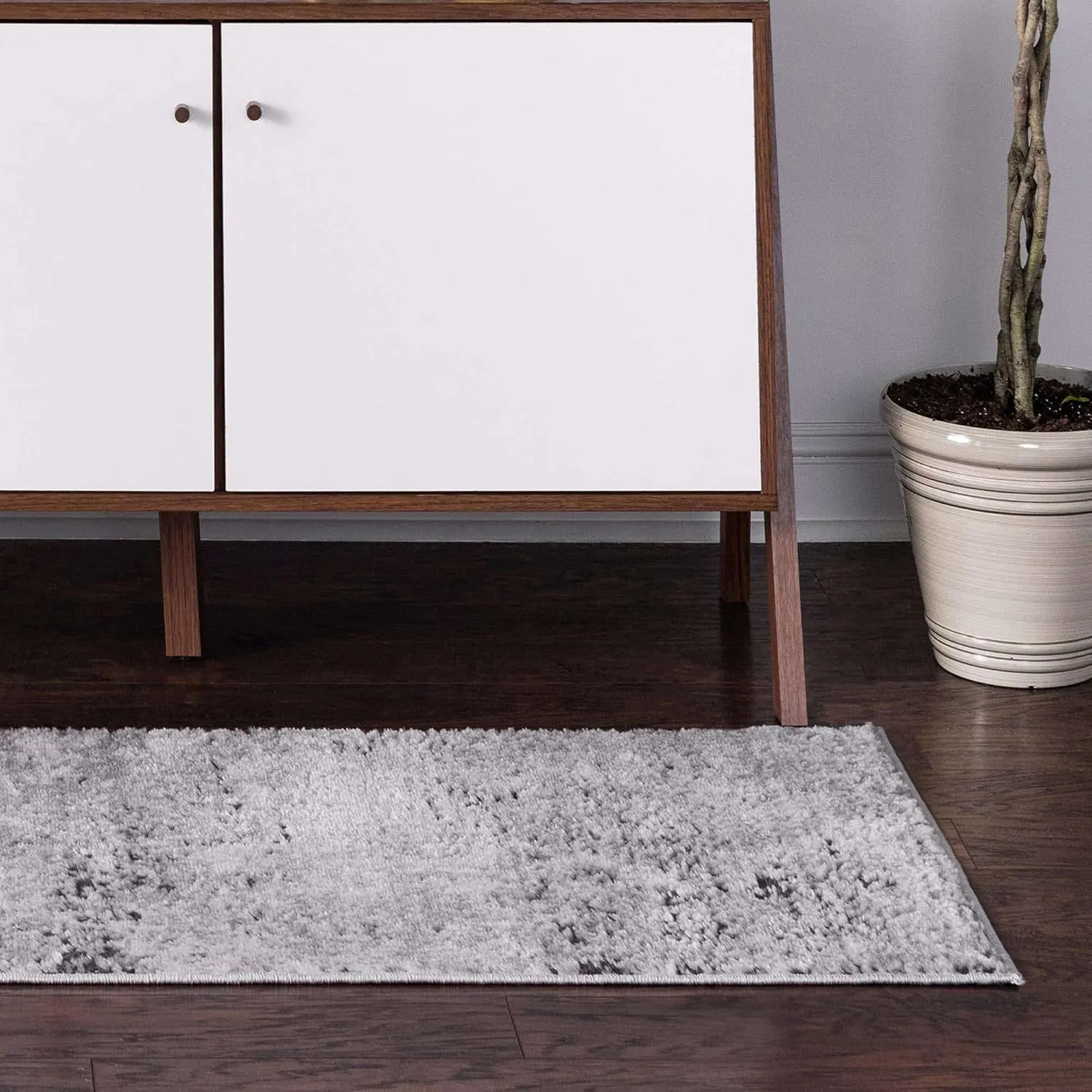 Rugs.com Leipzig Collection Runner Rug – 6 Ft Runner Grey Low-Pile Rug Perfect for Hallways, Entryways
