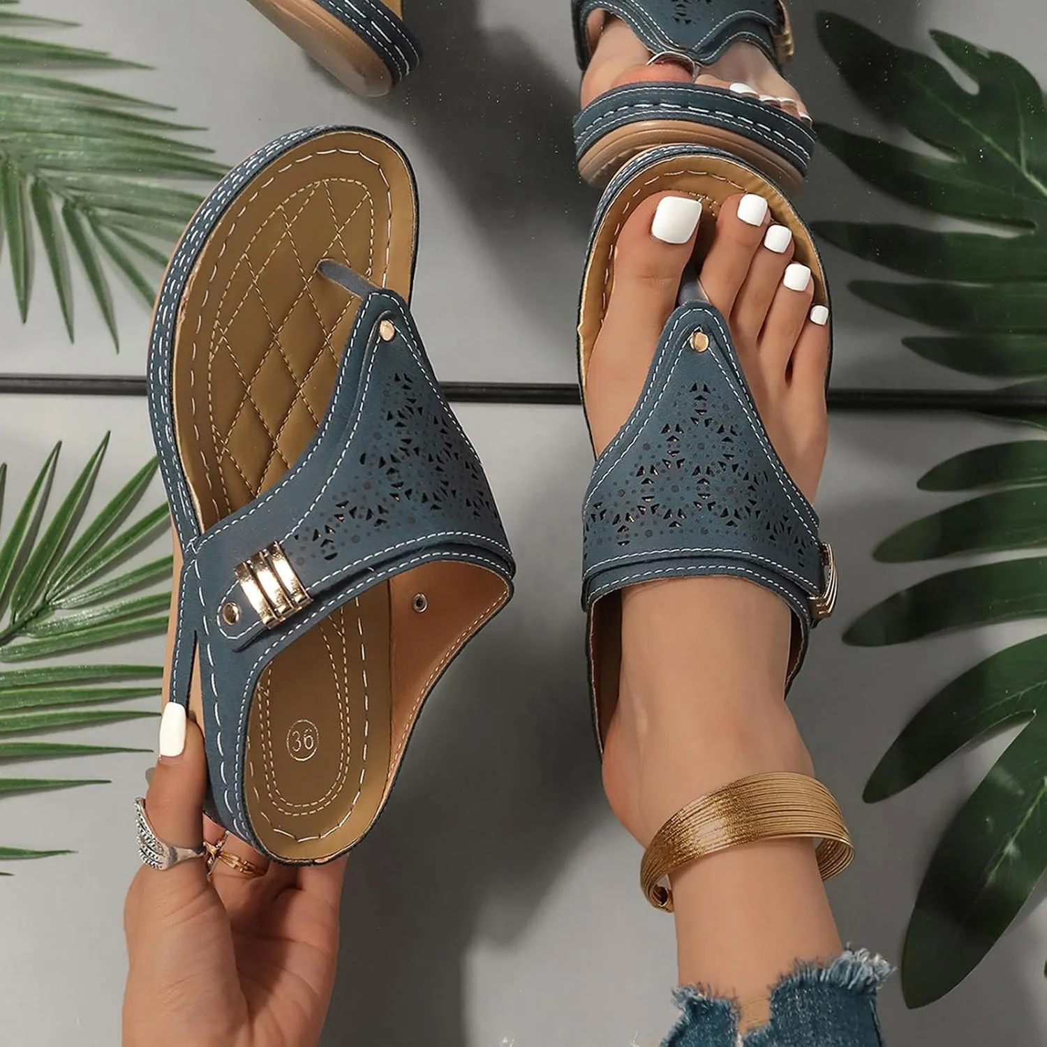 Women's Solid Breathe Thong Sandals Hollow Out Clip Toe Slipper Flat Textured Flip Flop Casual Summer Sandal